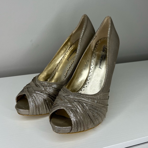 Lulu Townsend metallic gold heels. Small platform with 4.5” heels. Size 8.5. - Picture 8 of 10